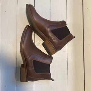 Women’s Sofft brown leather ankle boots. Cute fall slip on boot.